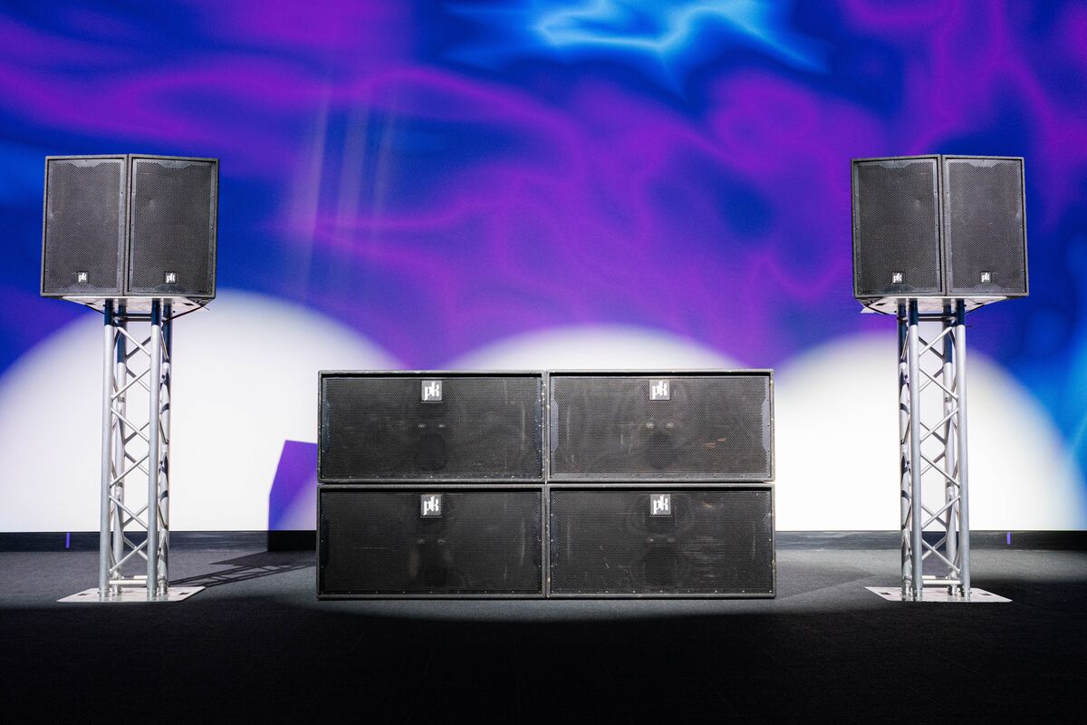 Four CX800 subwoofers stacked two by two between pairs of CX215 tops on truss totems.